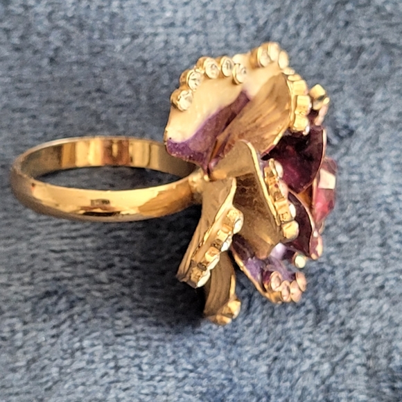 Floral Gold Aldo ring, Size 8 or 9 - Picture 2 of 3